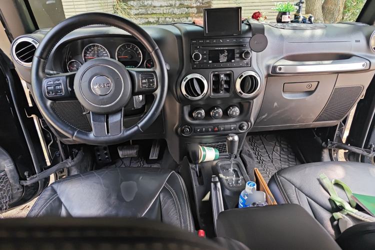 Used Jeep Wrangler 2015 3.0L Sahara Four-Door Comfort Edition Center Console