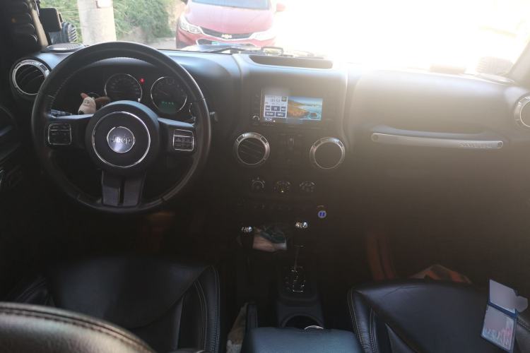 Used Jeep Wrangler 2015 3.0L Sahara Four-Door Edition Center Console