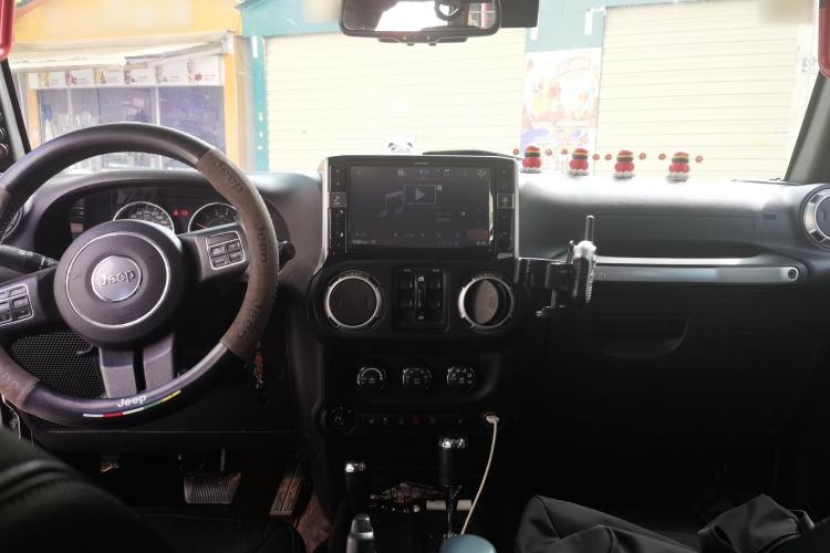 Used Jeep Wrangler 2015 3.0L Sahara Four-Door Edition Center Console