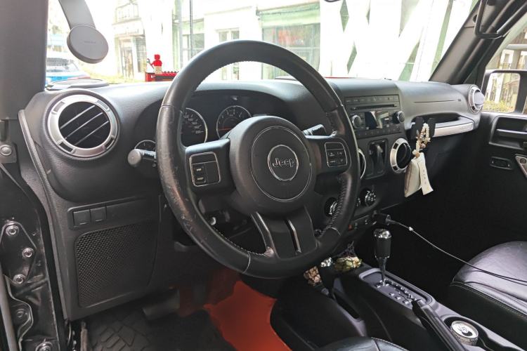 Used Jeep Wrangler 2015 3.6L Rubicon Two-Door Comfort Edition Center Console