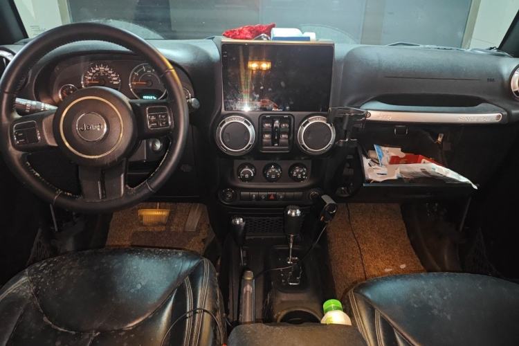 Used Jeep Wrangler 2015 2.8TD Sahara Four-Door Edition Center Console