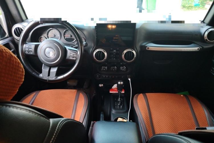 Used Jeep Wrangler 2015 3.0L Sahara Four-Door Comfort Edition Center Console
