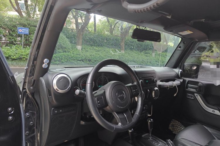 Used Jeep Wrangler 2015 3.6L Rubicon Two-Door Comfort Edition Center Console