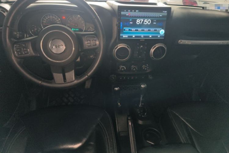 Used Jeep Wrangler 2015 3.0L Sahara Four-Door Comfort Edition Center Console