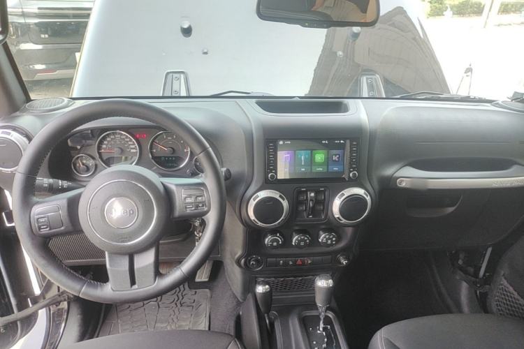 Used Jeep Wrangler 2015 2.8TD Sahara Four-Door Comfort Edition Center Console