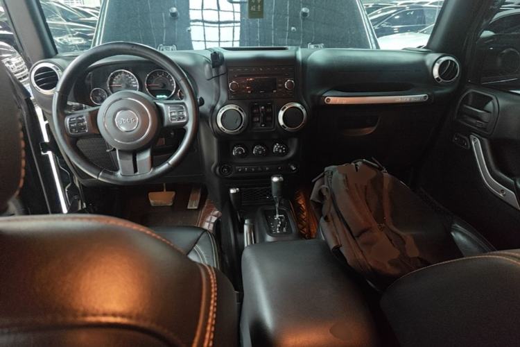 Used Jeep Wrangler 2015 3.0L Sahara Four-Door Comfort Edition Center Console