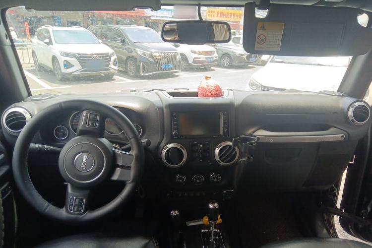 Used Jeep Wrangler 2015 3.0L Sahara Four-Door Comfort Edition Center Console