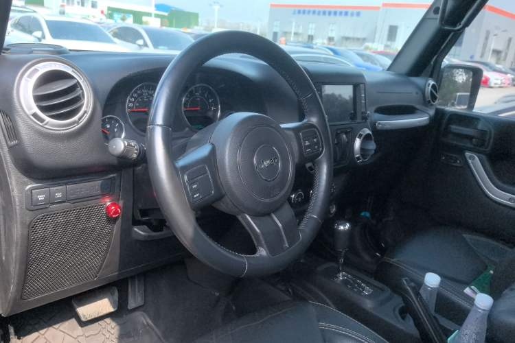 Used Jeep Wrangler 2015 3.6L Rubicon two-door model Center Console