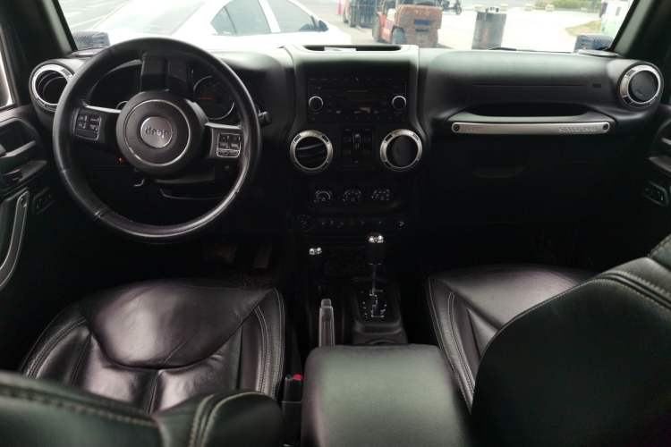 Used Jeep Wrangler 2015 3.0L Sahara Four-Door Comfort Edition Center Console