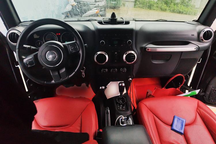Used Jeep Wrangler 2015 2.8TD Sahara Four-Door Comfort Edition Center Console