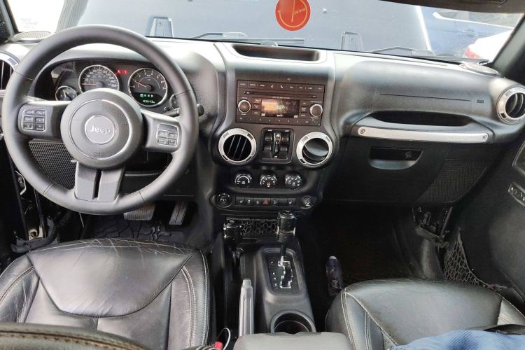 Used Jeep Wrangler 2015 3.0L Sahara Four-Door Comfort Edition Center Console