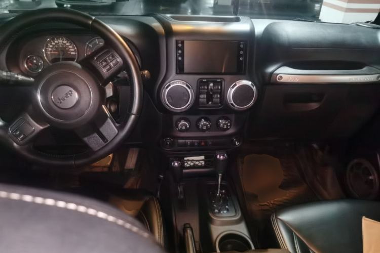 Used Jeep Wrangler 2015 2.8TD Sahara Four-Door Comfort Edition Center Console