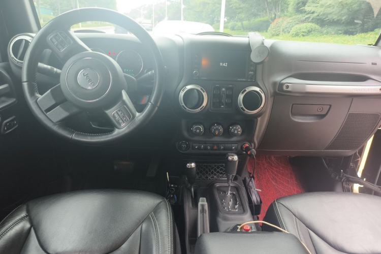 Used Jeep Wrangler 2015 3.0L Sahara Four-Door Comfort Edition Center Console