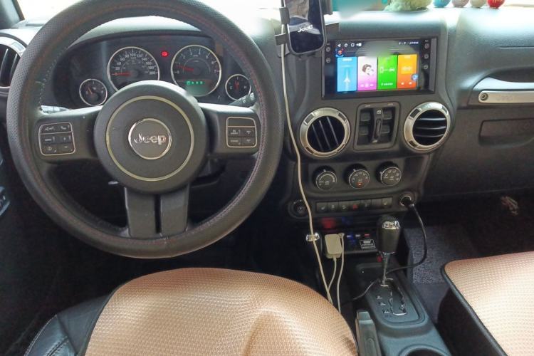 Used Jeep Wrangler 2015 3.0L Sahara Four-Door Edition Center Console
