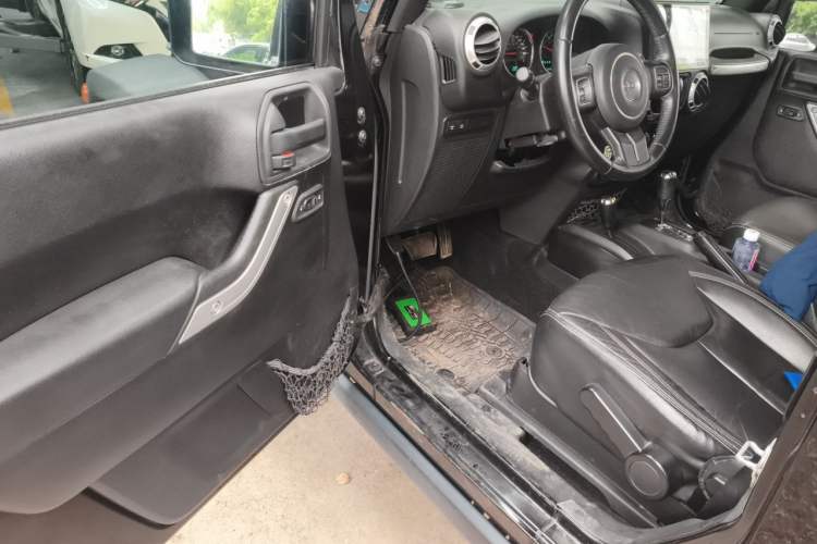 Used Jeep Wrangler 2015 3.6L Rubicon Two-Door Comfort Edition Driver Seat