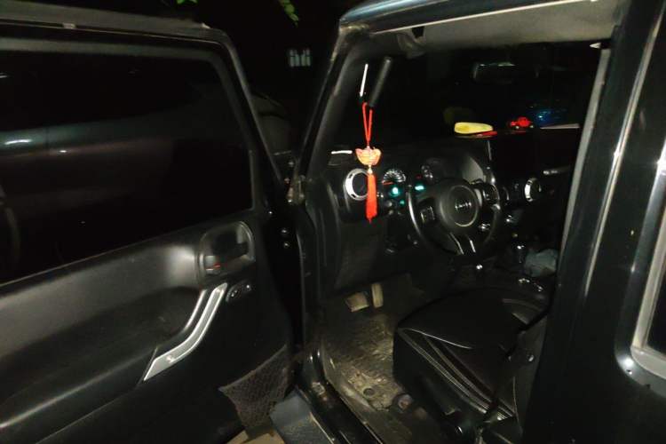 Used Jeep Wrangler 2015 3.0L Sahara Four-Door Comfort Edition Driver Seat