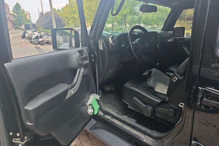 Used Jeep Wrangler 2015 3.0L Sahara Four-Door Comfort Edition Driver Seat