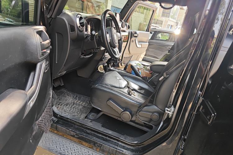 Used Jeep Wrangler 2015 3.0L Sahara Four-Door Comfort Edition Driver Seat