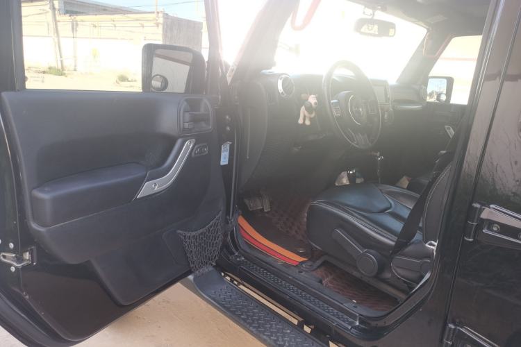 Used Jeep Wrangler 2015 3.0L Sahara Four-Door Edition Driver Seat