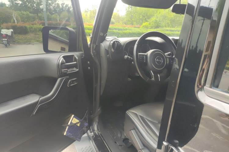 Used Jeep Wrangler 2015 3.0L Sahara Four-Door Comfort Edition Driver Seat