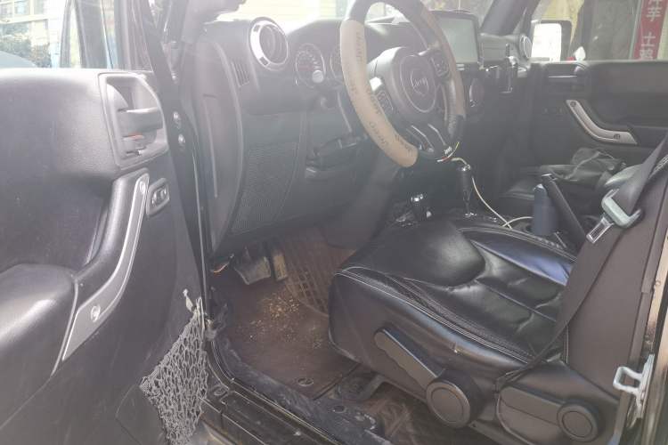 Used Jeep Wrangler 2015 3.0L Sahara Four-Door Edition Driver Seat