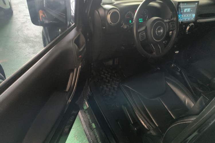 Used Jeep Wrangler 2015 3.0L Sahara Four-Door Comfort Edition Driver Seat