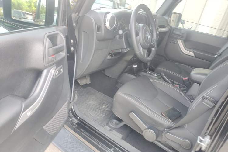 Used Jeep Wrangler 2015 2.8TD Sahara Four-Door Comfort Edition Driver Seat