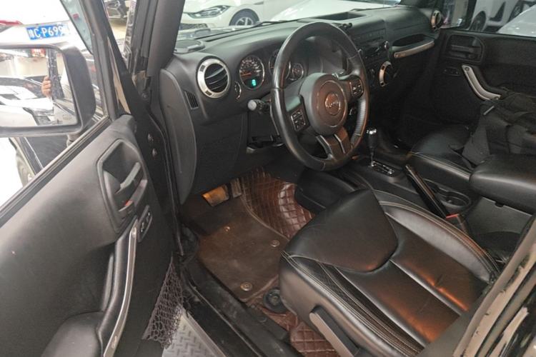 Used Jeep Wrangler 2015 3.0L Sahara Four-Door Comfort Edition Driver Seat