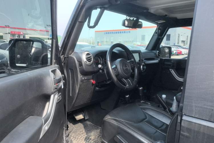 Used Jeep Wrangler 2015 3.6L Rubicon two-door model Driver Seat