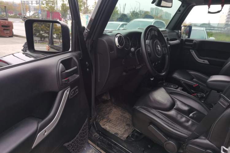 Used Jeep Wrangler 2015 3.0L Sahara Four-Door Comfort Edition Driver Seat