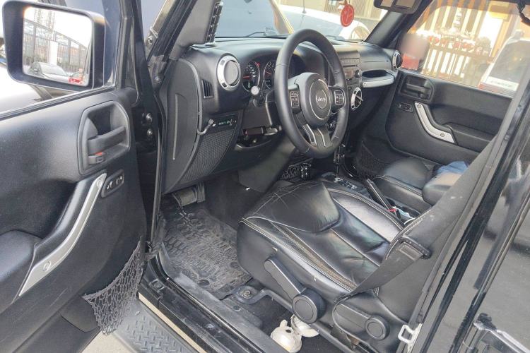 Used Jeep Wrangler 2015 3.0L Sahara Four-Door Comfort Edition Driver Seat