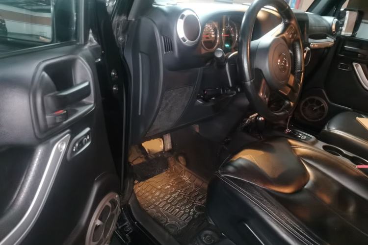 Used Jeep Wrangler 2015 2.8TD Sahara Four-Door Comfort Edition Driver Seat