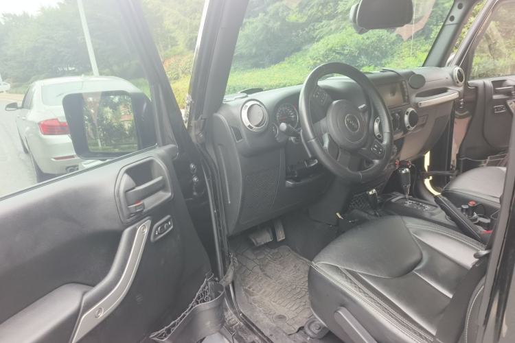 Used Jeep Wrangler 2015 3.0L Sahara Four-Door Comfort Edition Driver Seat