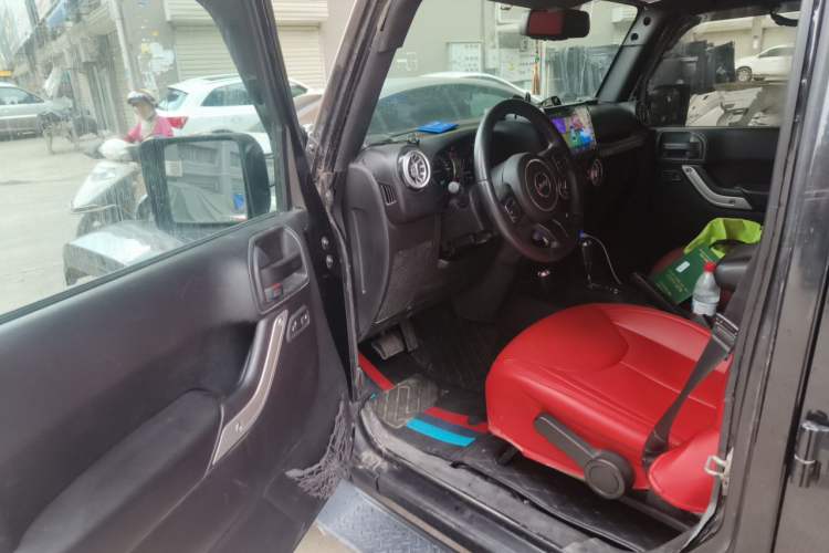 Used Jeep Wrangler 2015 2.8TD Sahara Four-Door Edition Driver Seat