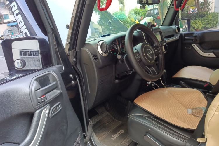 Used Jeep Wrangler 2015 3.0L Sahara Four-Door Edition Driver Seat