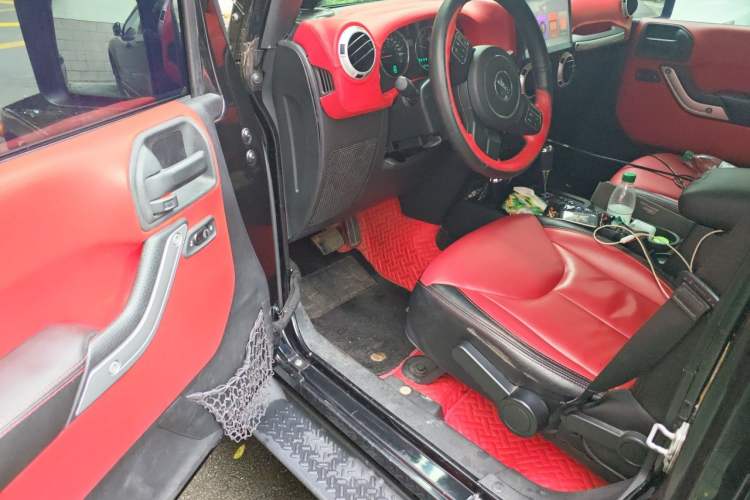 Used Jeep Wrangler 2015 3.0L Sahara Four-Door Edition Driver Seat