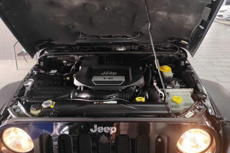 Used Jeep Wrangler 2015 3.6L Rubicon Four-Door Comfort Edition Engine Bay