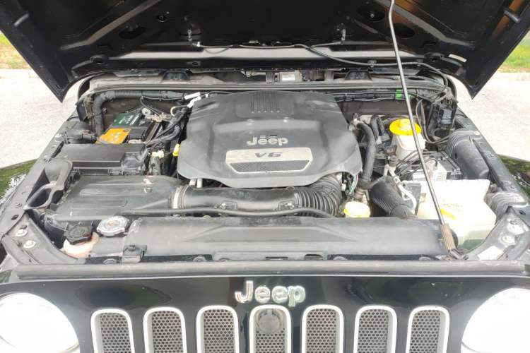 Used Jeep Wrangler 2015 3.0L Sahara Four-Door Comfort Edition Engine Bay