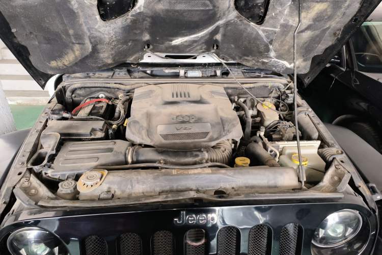 Used Jeep Wrangler 2015 3.0L Sahara Four-Door Comfort Edition Engine Bay
