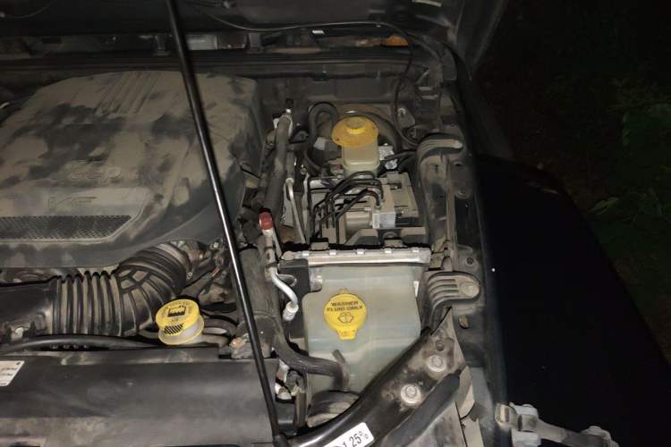 Used Jeep Wrangler 2015 3.0L Sahara Four-Door Comfort Edition Engine Bay Left