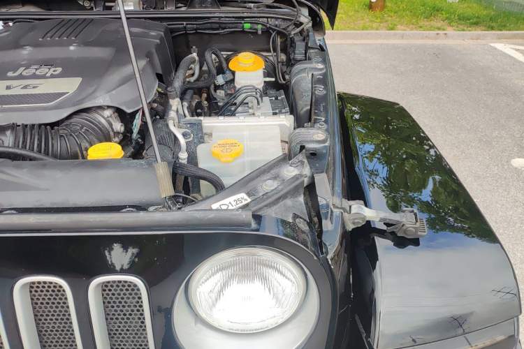 Used Jeep Wrangler 2015 3.0L Sahara Four-Door Comfort Edition Engine Bay Left