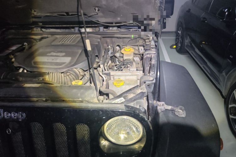 Used Jeep Wrangler 2015 3.6L Rubicon Four-Door Edition Engine Bay Left