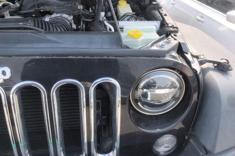 Used Jeep Wrangler 2015 3.6L Rubicon two-door model Engine Bay Left
