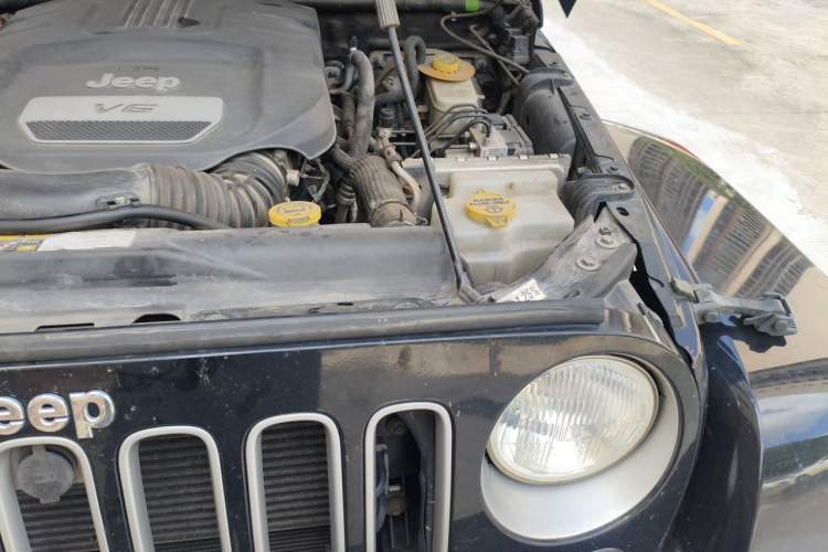 Used Jeep Wrangler 2015 3.0L Sahara Four-Door Comfort Edition Engine Bay Left