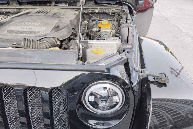 Used Jeep Wrangler 2015 3.0L Sahara Four-Door Comfort Edition Engine Bay Left