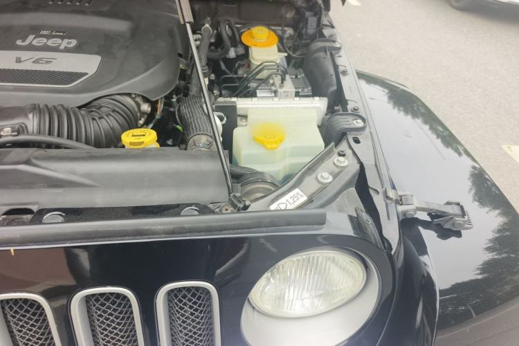 Used Jeep Wrangler 2015 3.0L Sahara Four-Door Comfort Edition Engine Bay Left