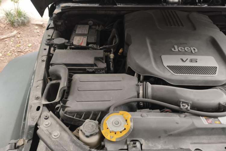Used Jeep Wrangler 2015 3.6L Rubicon Two-Door Comfort Edition Engine Bay Right