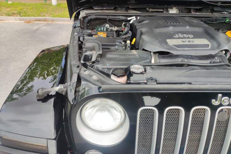 Used Jeep Wrangler 2015 3.0L Sahara Four-Door Comfort Edition Engine Bay Right