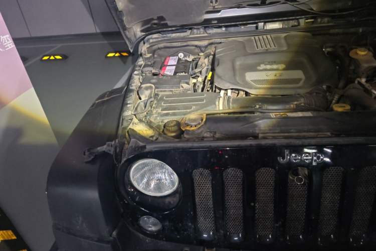 Used Jeep Wrangler 2015 3.6L Rubicon Four-Door Edition Engine Bay Right