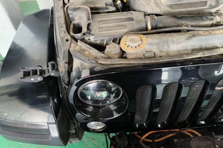 Used Jeep Wrangler 2015 3.0L Sahara Four-Door Comfort Edition Engine Bay Right